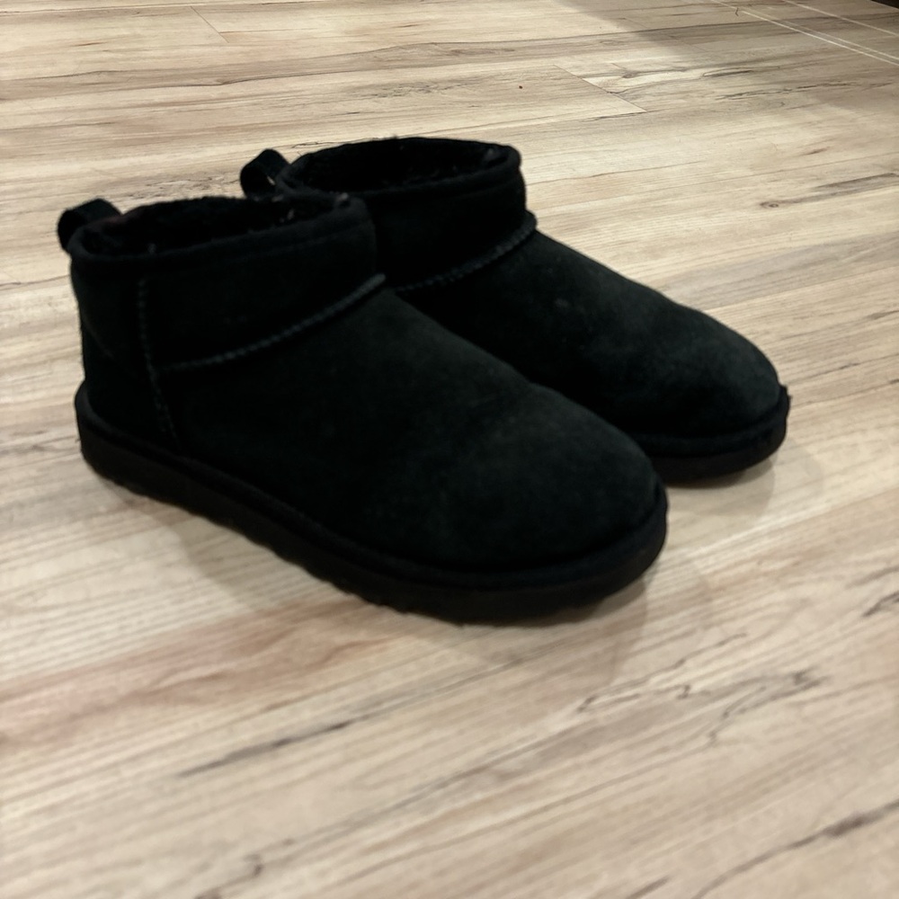 black ankle uggs - Picture 3 of 6